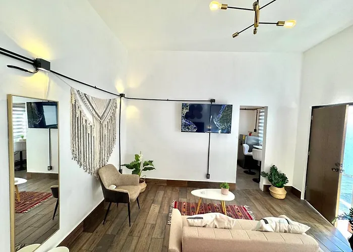 Large, Well-lit 4 Apartment *