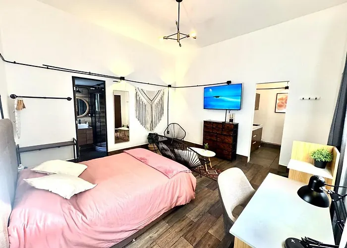 Apartment Large, Well-lit 4 *