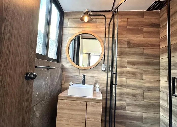 Large, Well-lit 4 Apartment