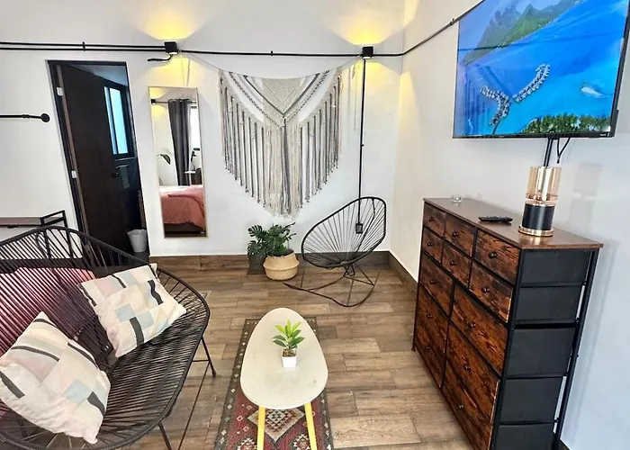 Large, Well-lit 4 *